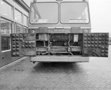 880677 Afbeelding van de geïsoleerde motor van een stadsbus bij de remise van het Gemeentelijk Energie- en ...